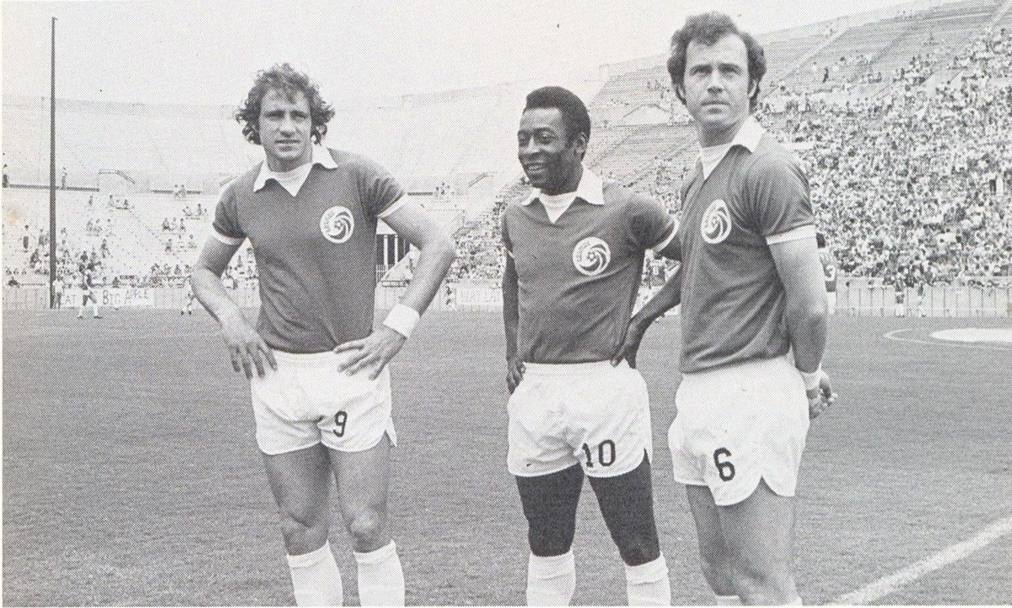 I tre tenori: Chinaglia, Pel e Beckenbauer in maglia Cosmos. L’avventura negli Usa si conclude con il ritiro nel 1977 (Ap)